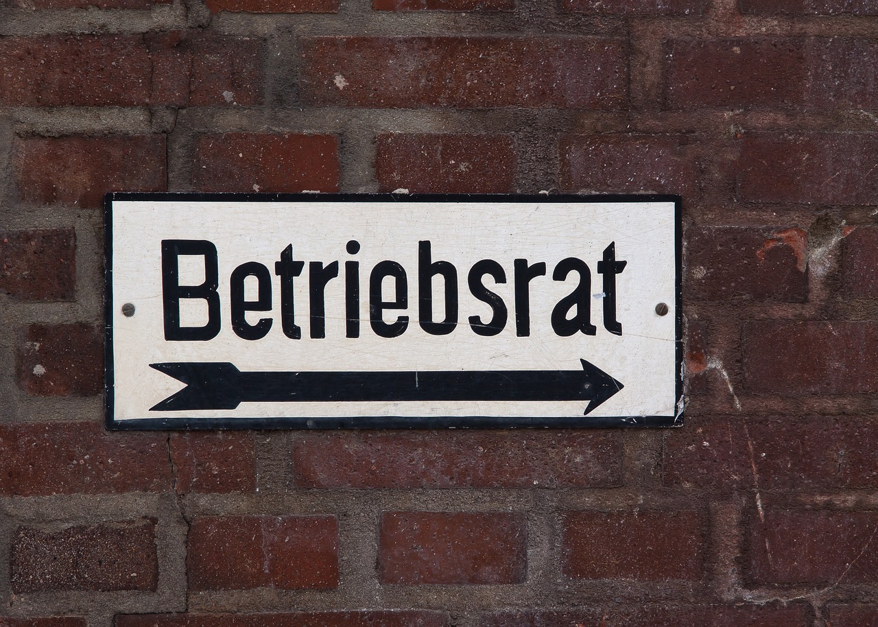 Schild welches den Weg zum Betriebsrat kennzeichnet.