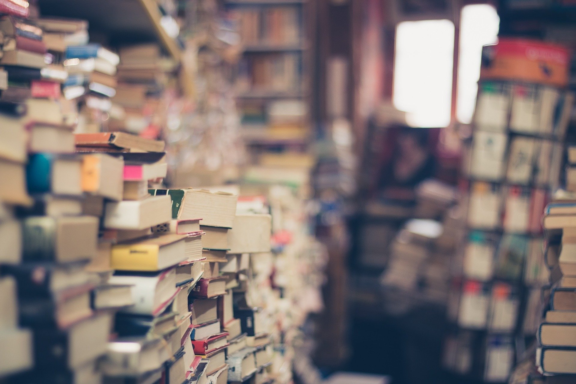 Bücherstapel symbolisiert den Fortschritt der Digitalisierung in der öffentlichen Verwaltung in Deutschland.