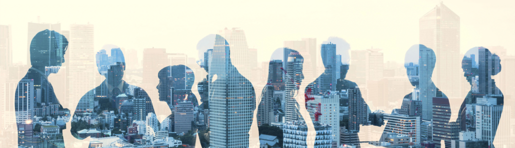 Blaue Silhouetten von Personen, als Spiegelung in einer Scheibe vor einer Skyline, symbolisieren Mitarbeiter der BLUE Consult