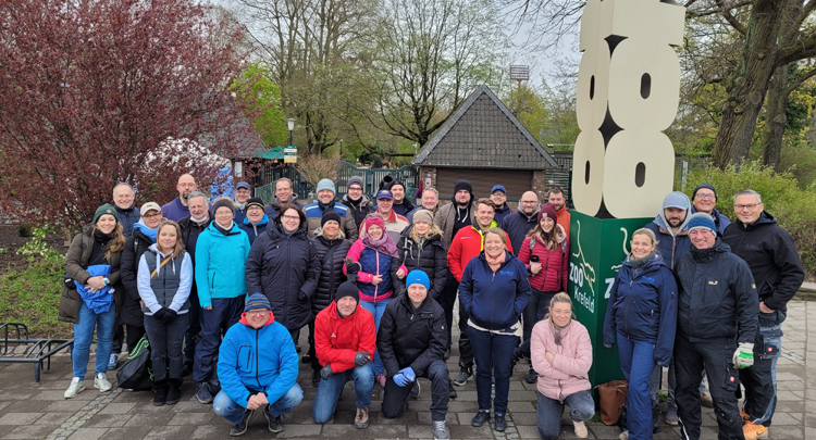 Das BLUE Team – über 50 Helfer reparieren, putzen, streichen, pflanzen an zwei Tagen im Krefelder Zoo